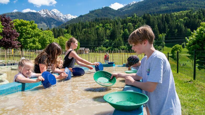 Edelsteinpark - mit Schürftellern wird der Sand gewaschen