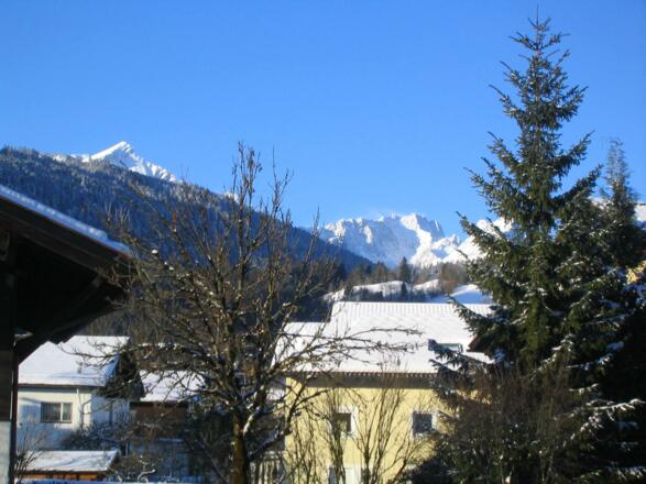 Blick zur Alpspitze und Zugspitze