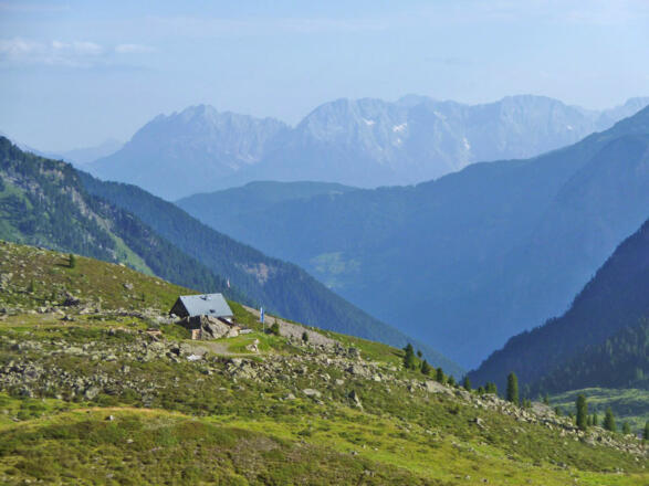 Frischmannhütte mit Blick Richtung Umhausen im Ötztal