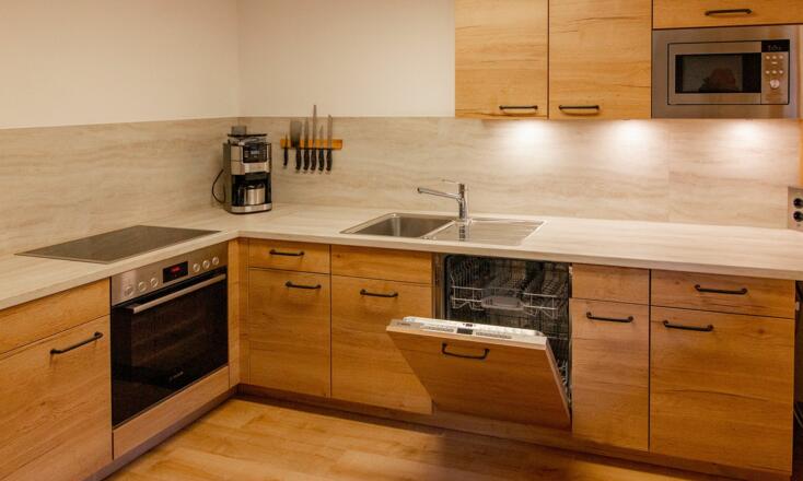 Die große Küche mit Spülmaschine, Mikrowelle und diversen Küchengeräten.