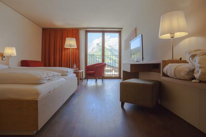 Zimmer Hell mit Bergblick