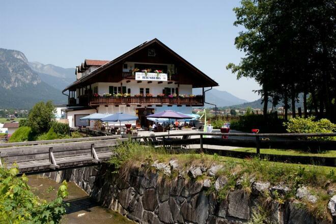 Blick über den idyllischen Gebirgsbach zum Hotel
