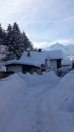 Blick auf unser Haus mit Alpspitze im Hintergrund