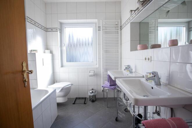 Badzimmer mit Wanne im OG