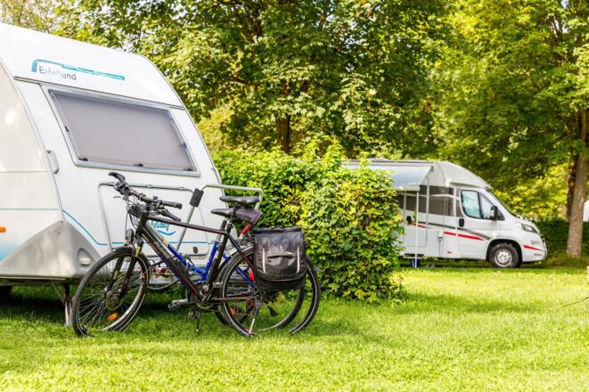 Großräumige Stellplätze