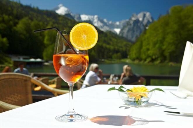 Aperol Spritz auf der Seeterrasse