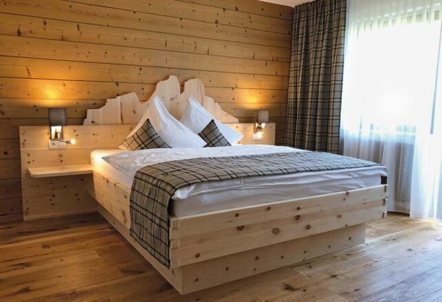 Zirbenbett Schlafzimmer