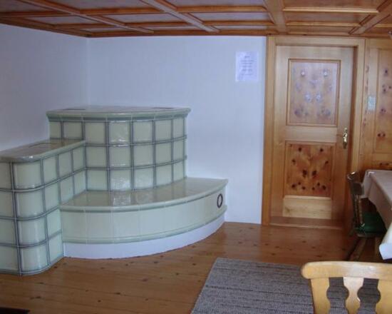 gemütliche Stube mit Kachelofen