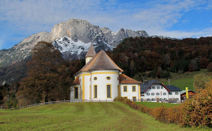 Die Wallfahrtskirche Maria Heimsuchung vor dem Untersberg