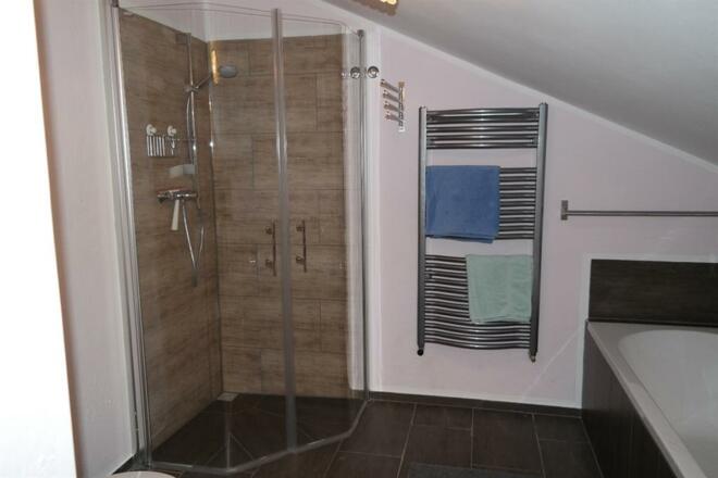 mit Dusche und Wanne