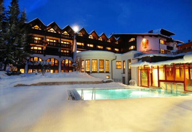 Hotel-Außenansicht Winter