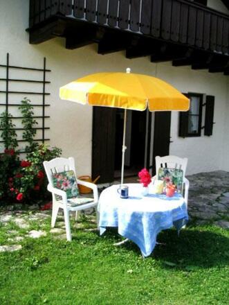 Südterrasse und großer Garten mit Liegewiese