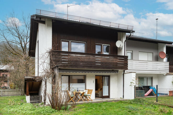 Hausansicht mit Garten und Terrasse