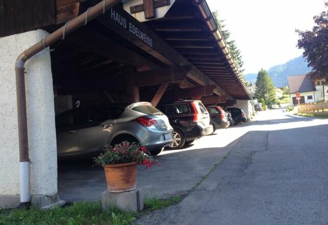 überdachter Autounterstellplatz