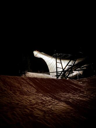 Skisprungschanze bei Nacht