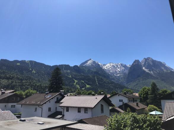 Blick vom Balkon im Dachgeschoß auf die Zugspitze