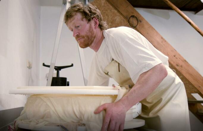 Hannes Klingler bei der Arbeit Steinbergalm
