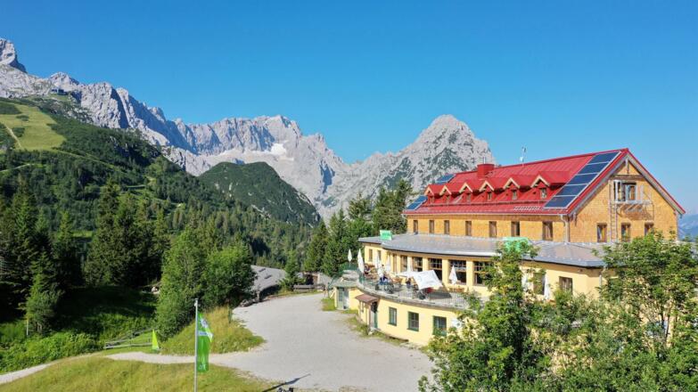 Kreuzeckhaus vorm Bergpanorama