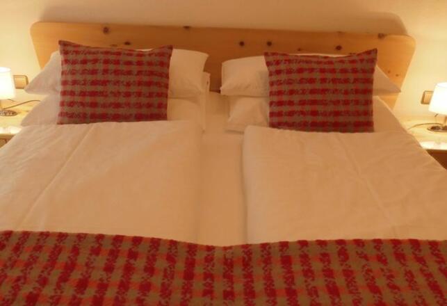 Schlafzimmer in Zirbenholz