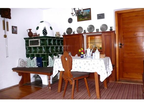 Frühstücksraum mit Kachelofen