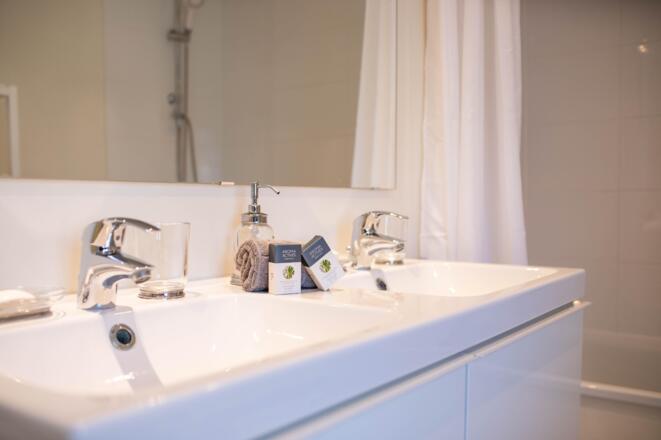 Badezimmer mit Doppelwaschbecken