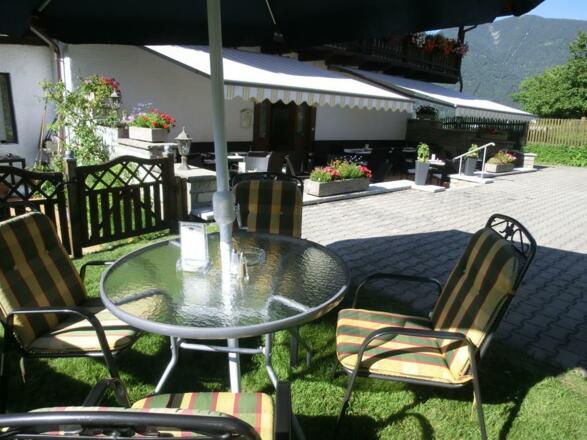 die Ruhe geniesen am idyllischen Gebirgsbach