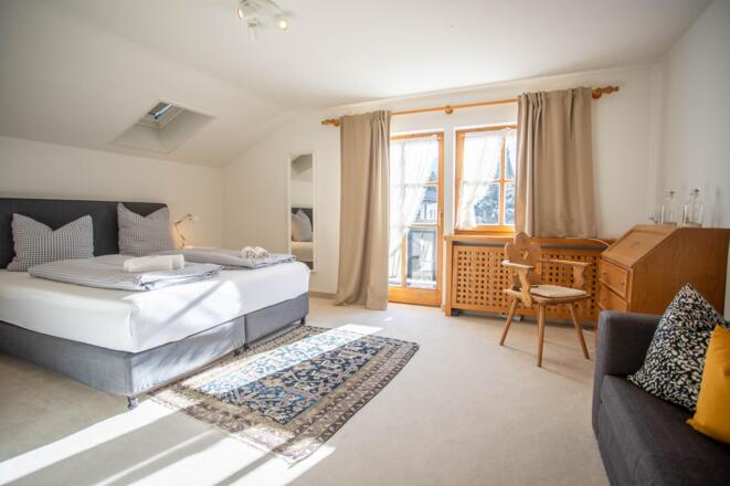 Schlafzimmer 1 mit Schlafsofa und Schreibtisch