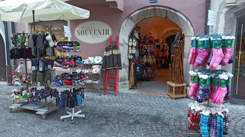Regina's Souvenirs & more