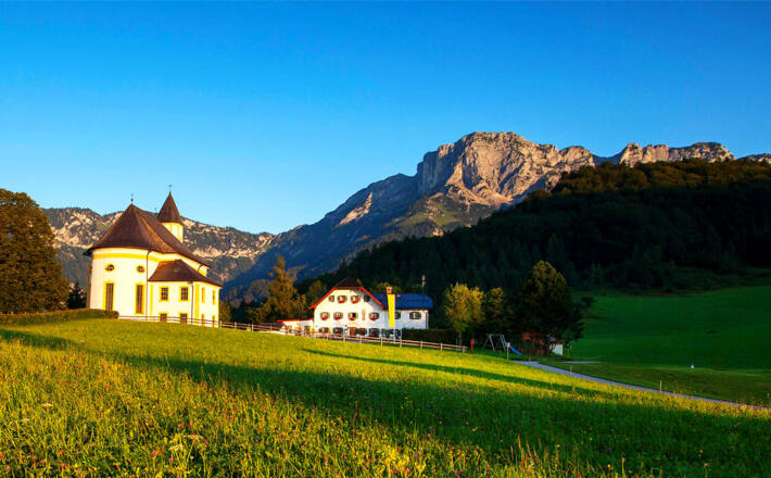 Wallfahrtskirche und das Gasthaus Mesnerwirt