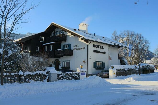 Winter Hotel mit Parkplatz tagsüber