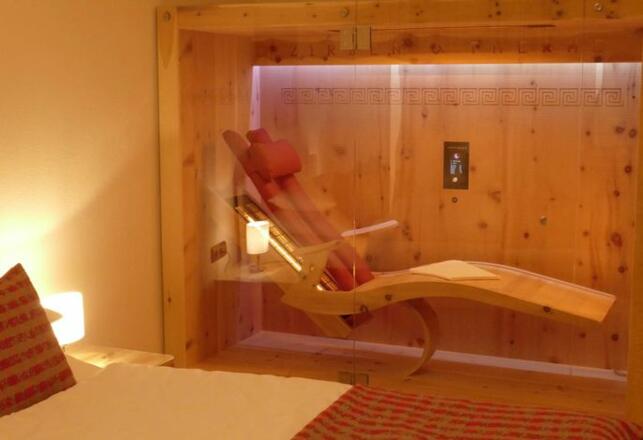 Großes Schlafzimmer mit wohltuender Zirbentherme