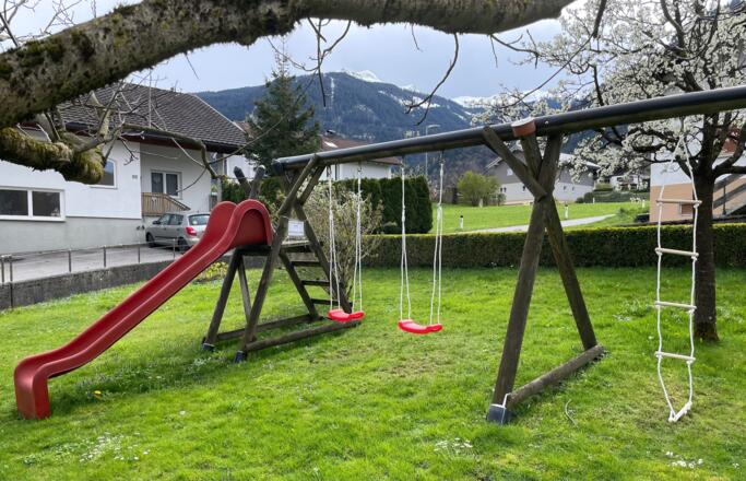 Rutsche mit Schaukel