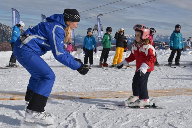 Skischule Alpbach-Aktiv Skilehrerin mit Kind