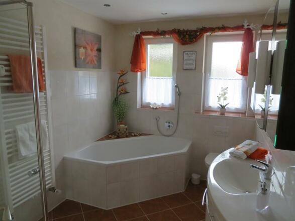 Das Bad mit Eckbadewanne und Dusche