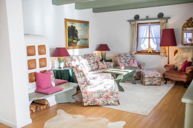 Wohnzimmer mit Kachelofen