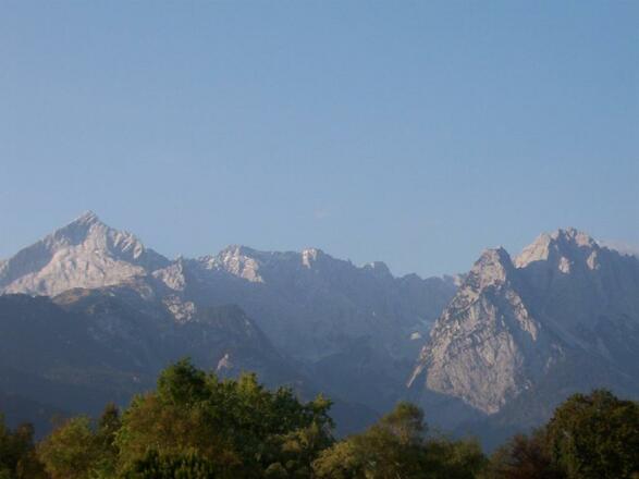 Blick vom Garten auf das Wettersteingebirge