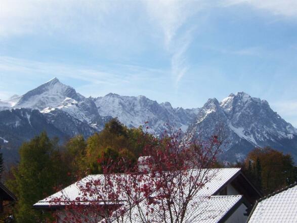 Blick vom Balkon auf das Wettersteingebirge