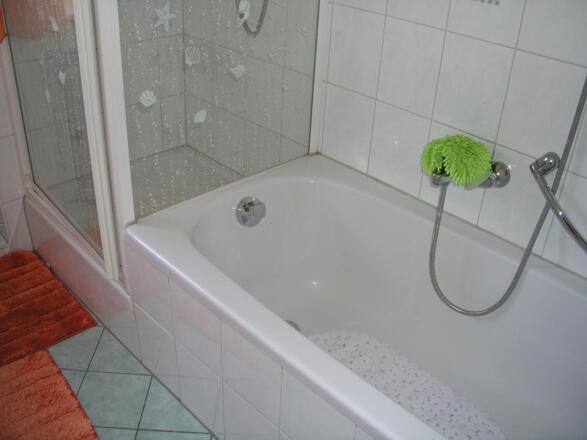 Bad mit Wanne und Dusche P1010087