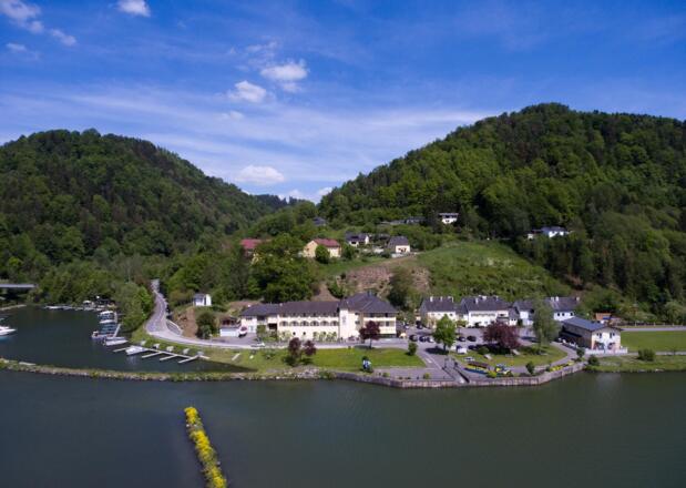 unser Haus mit der Donau vor der Türe