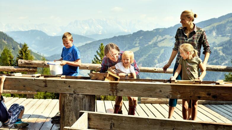 Spaß beim Goldwaschen auf der Heimalm