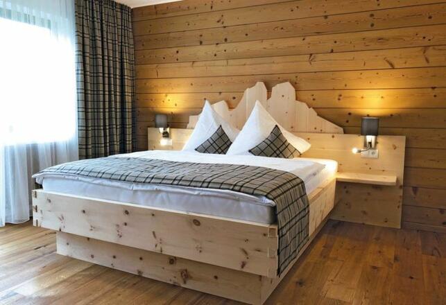 Zirbenbett Schlafzimmer