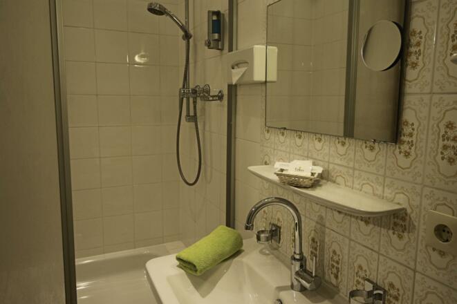 Zi 5 Bad-Duschansicht