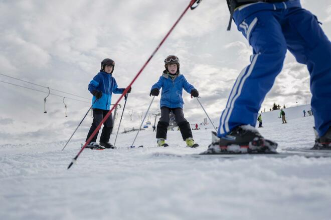 Ski Kinder mit Lehrer Hornboden