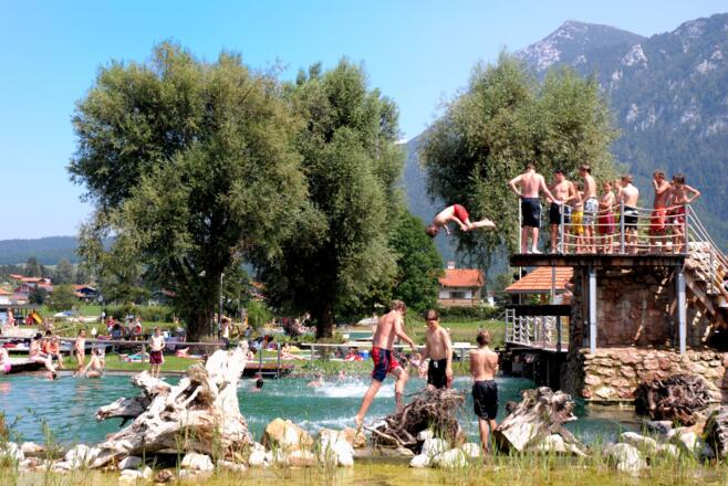 inzell-sommer-familie-naturbadesee-sprungturm-01