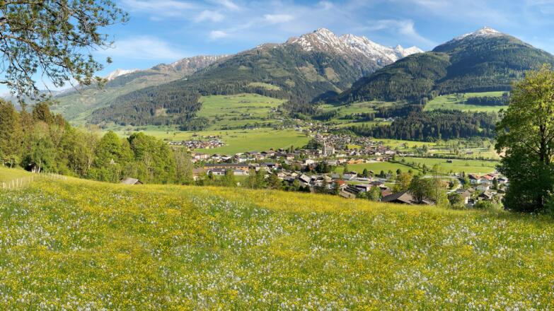 Blick über Niedernsill ins Mühlbachtal