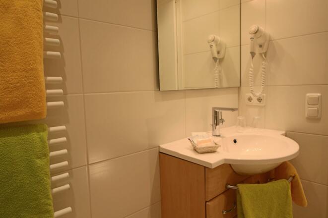 Zi 9 Bad Waschbecken