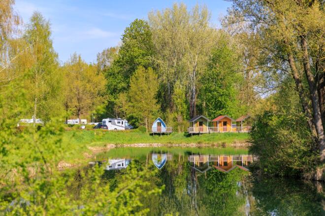 idylischer Naturteich am Campingplatz