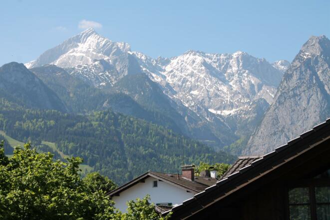 Blick vom Balkon auf das Wettersteingebirge