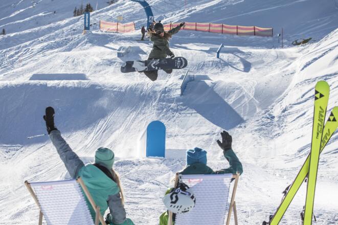 Snowpark Alpbach mit Snowboarder