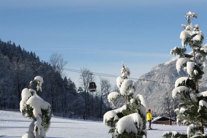 Blick vom Hotel auf die Skipiste